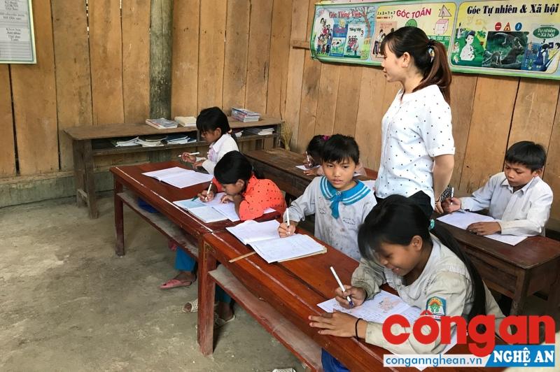 Một giờ lên lớp của giáo viên “cắm bản” ở huyện Tương Dương
