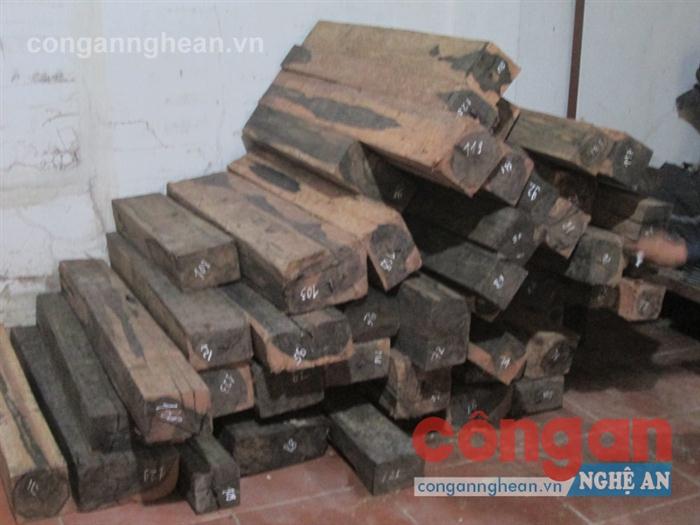 Số gỗ quý hiếm bị tạm giữ tại Công an TP Vinh  