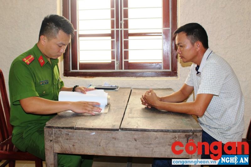 Công an huyện Nam Đàn lấy lời khai đối tượng đánh bạc bị bắt giữ từ tin báo của người dân