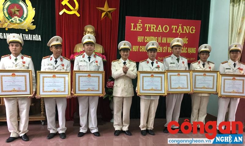 Thừa ủy quyền, Trung tá Trần Ngọc Tuấn, Trưởng Công an TX Thái Hòa trao Huy chương Chiến sỹ vẻ vang cho các đồng chí đang công tác tại Công an thị xã