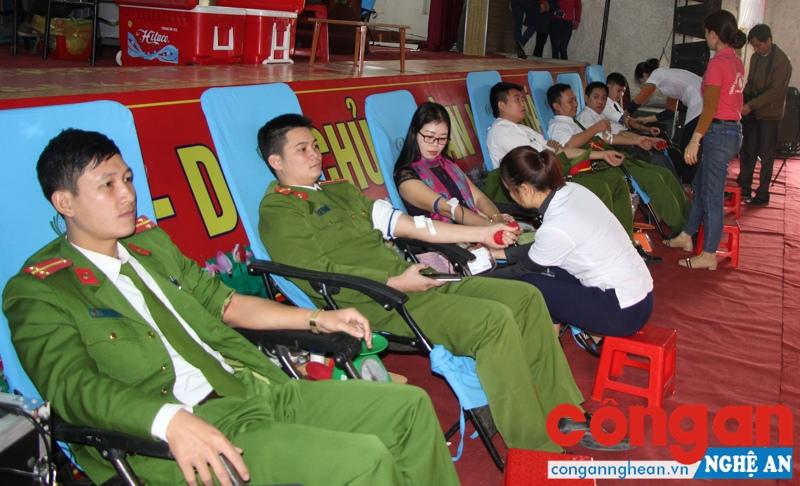  Đông đảo chiến sỹ Công an tham gia hiến máu