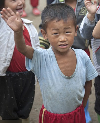 Bé trai ở nông thôn Triều Tiên giơ tay chào