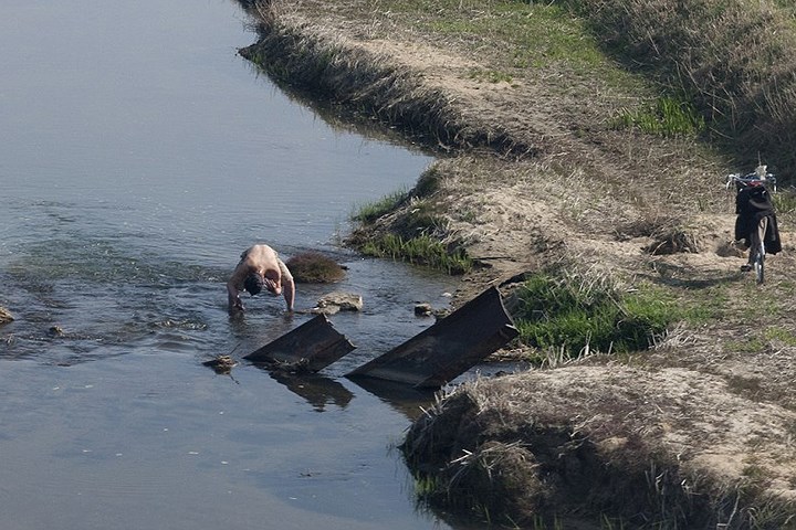 Tắm rửa trên con sông ở ngoại ô Bình Nhưỡng.