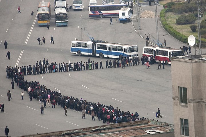Người Triều Tiên rất kỷ luật và kiên trì trong việc xếp hàng ở nơi công cộng, như khi chờ lên xe bus điện để đi làm như thế này.