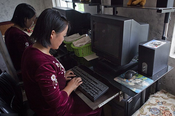 Máy vi tính tại một hộ gia đình ở vùng nông thôn Triều Tiên.