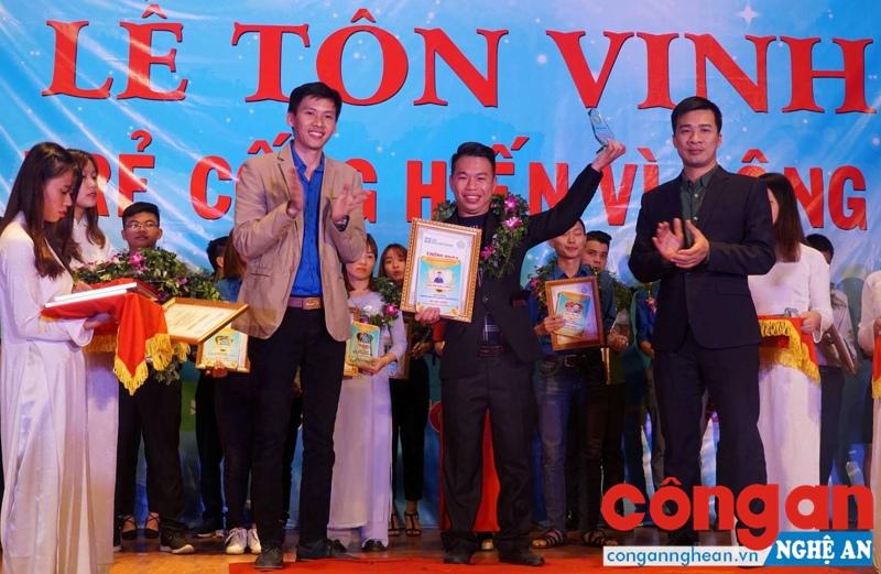 Nguyễn Khắc Cường nhận giải thưởng “Tuổi trẻ cống hiến vì cộng đồng 2017”