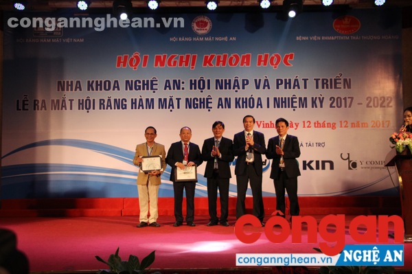 Ông Trần Quốc Thành - Giám đốc Sở KH-CN Nghệ An tặng kỷ niệm chương cho các đại biểu