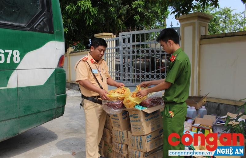 Lực lượng CSGT Công an huyện Nghi Lộc bắt giữ vụ vận chuyển 400 kg thực phẩm không rõ nguồn gốc (ngày 6/5/2017)