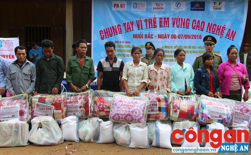  Phòng Bảo vệ Chính trị Công an tỉnh phối hợp với các tổ chức trao quà cho các hộ nghèo tại bản Huồi Bắc, xã Bắc Lý, huyện Kỳ Sơn