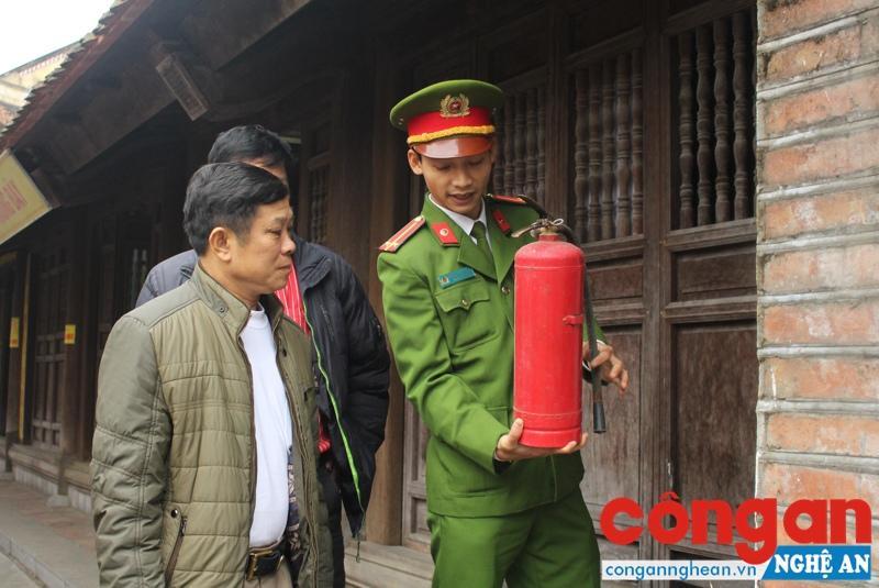 Phòng Cảnh sát PC&CC số 1 kiểm tra, hướng dẫn                     công tác PCCC tại đền thờ vua Quang Trung