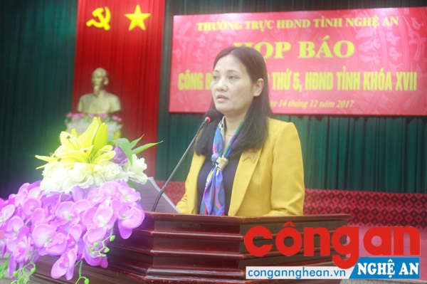 Đồng chí Cao Thị Hiền- Ủy viên BTV Tỉnh ủy, Phó Chủ tịch Thường trực HĐND tỉnh thông báo các nội dung liên quan tại kỳ họp
