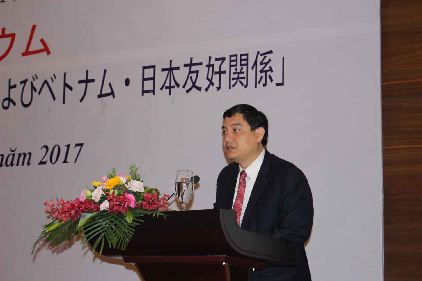 Ông Nguyễn Đắc Vinh, Ủy viên Trung ương Đảng, Bí thư Tỉnh ủy Nghệ An phát biểu tại hội thảo