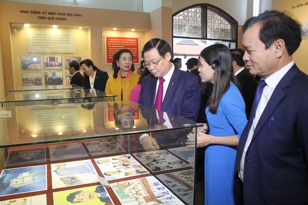 Phó Thủ tướng Vương Đình Huệ tham qua khu trưng bày tại nhà tưởng niệm