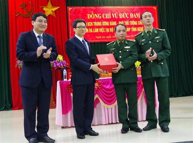  Phó thủ tướng Vũ Đức Đam tặng hoa, quà chúc mừng CBCS BĐBP nhân dịp kỷ niệm 73 năm ngày thành lập Quân đội nhân dân Việt Nam (22/12/1944 – 22/12/2017) và 28 năm ngày hội Quốc phòng toàn dân (22/12/1989 – 22/12/2017).