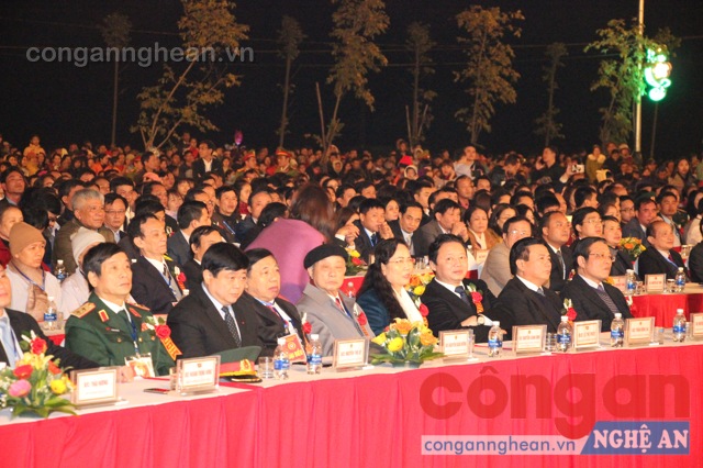 Các đồng chí lãnh đạo, nguyên lãnh đạo Trung ương, tỉnh về tham dự Lễ kỷ niệm cùng Đảng bộ và nhân dân huyện nhà