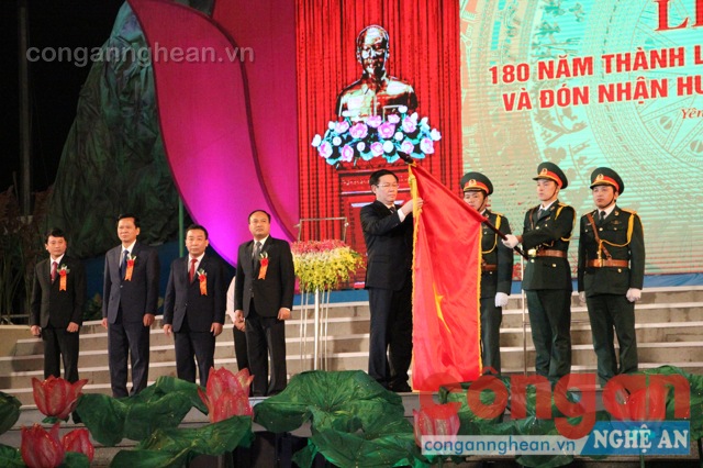 Phó Thủ tướng Chính phủ - Vương Đình Huệ trao tặng Huân chương Lao động hạng Nhất cho Đảng bộ và nhân dân huyện Yên Thành