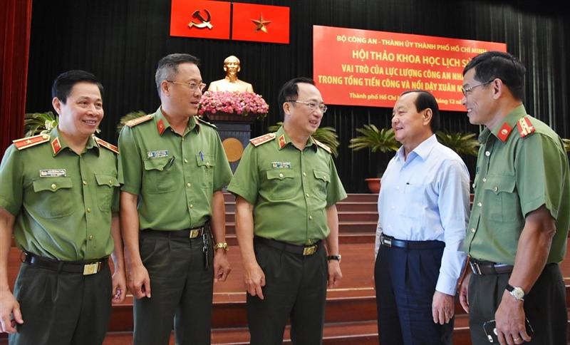 Thứ trưởng Nguyễn Văn Thành và các đại biểu trao đổi bên lề Hội thảo.