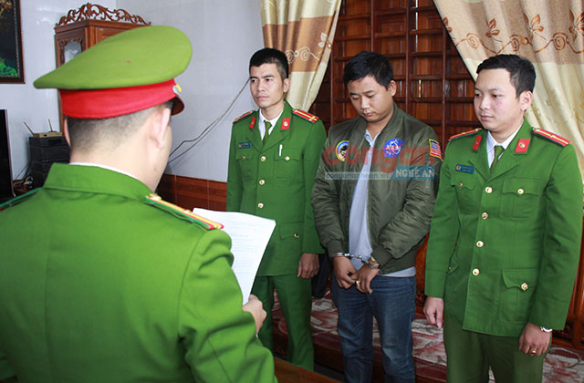 Công an huyện Hưng Nguyên đọc lệnh bắt tạm giam đối với Nguyễn Văn Tới tại nhà riêng