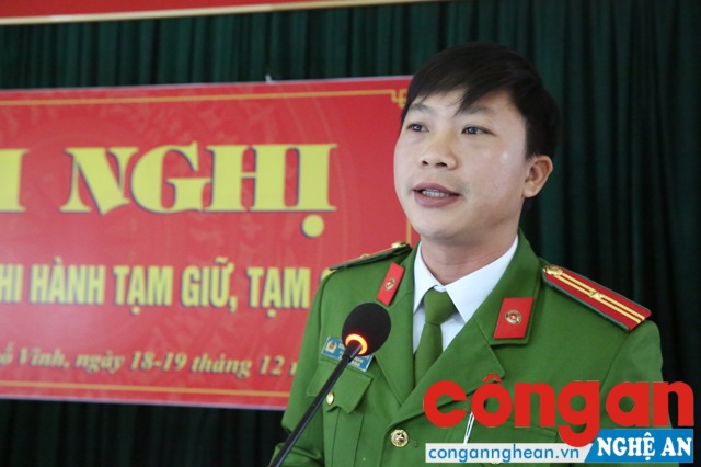 Đồng chí Nguyễn Công Dung, Phó giám thị Trại tạm giam trình bày các quy định mới