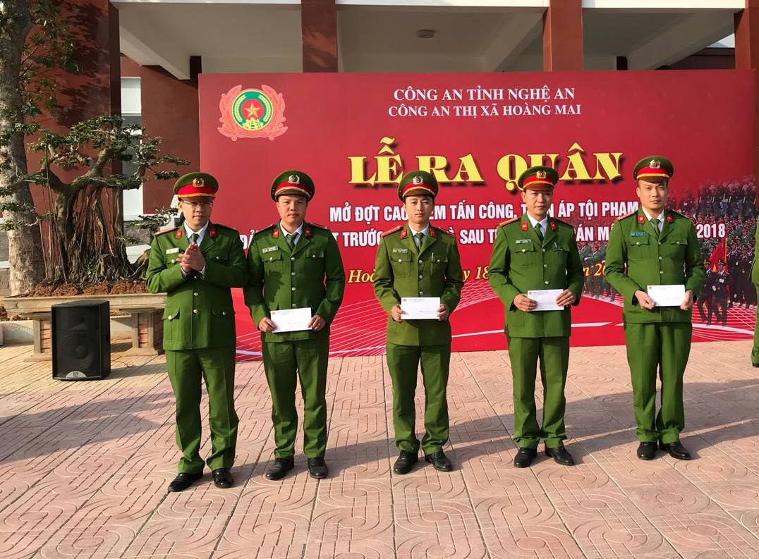Dịp này đồng chí Trung tá Nguyễn Bình Hà, Trưởng Công an thị xã đã trao thưởng cho các tập thể, cá nhân có thành tích đột xuất