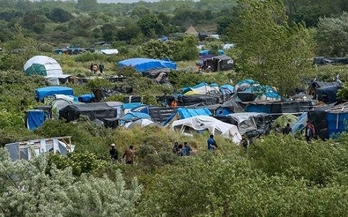 Một trại tỵ nạn tạm bợ của người nhập cư gần Calais (Pháp)-  (Ảnh AP)