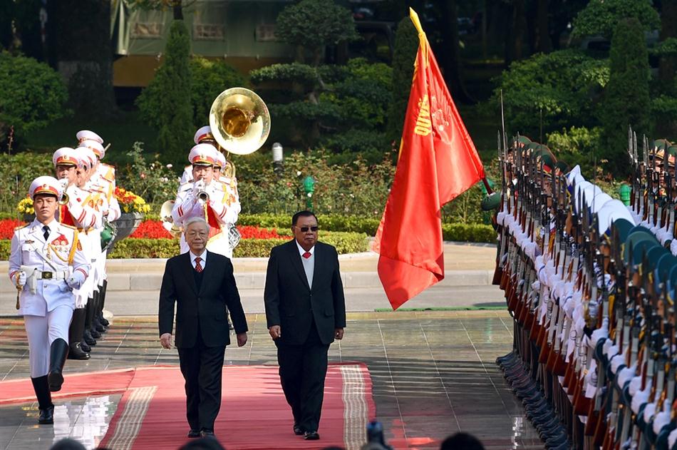 Tổng Bí thư Nguyễn Phú Trọng và Tổng Bí thư, Chủ tịch nước Lào Bounnhang Vorachith duyệt Đội danh dự Quân đội nhân dân Việt Nam tại Lễ đón