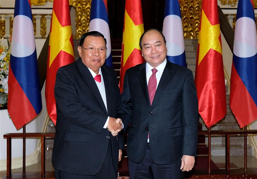 Thủ tướng Nguyễn Xuân Phúc hội kiến với Tổng Bí thư, Chủ tịch nước Lào Bounnhang Vorachit.