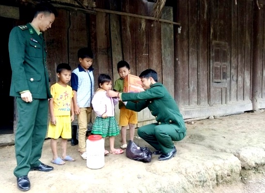 Đại úy Trần Thanh Hải cùng đồng đội trao gạo, quần áo hỗ trợ các con phạm nhân Xồng Bá Chả