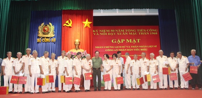 Thứ trưởng Nguyễn Văn Thành trao quà cho các đại biểu nhân gặp mặt kỷ niệm 50 năm cuộc Tổng tiến công xuân Mậu Thân 1968.