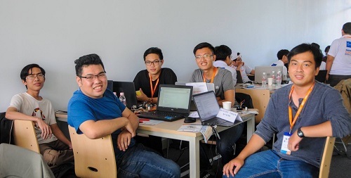 Các thành viên nhóm tham gia cuộc thi Hackathon Bình Dương năm 2017. Ảnh: NVCC.