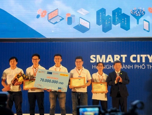 Sản phẩm của nhóm giành giải nhất cuộc thi Hackathon Bình Dương 2017 với phần thưởng 70 triệu đồng. Ảnh: NVCC.