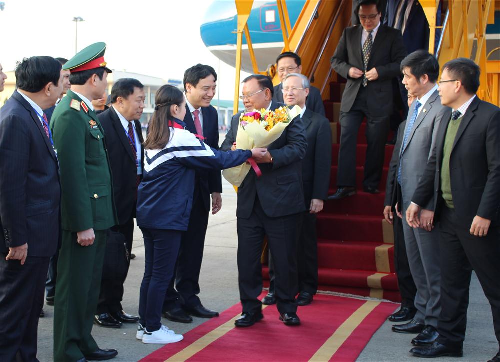 Đúng 16h30, tại Cảng hàng không quốc tế Vinh Tổng Bí thư, Chủ tịch nước CHDCND Lào chính thức thăm và làm việc tại Nghệ An