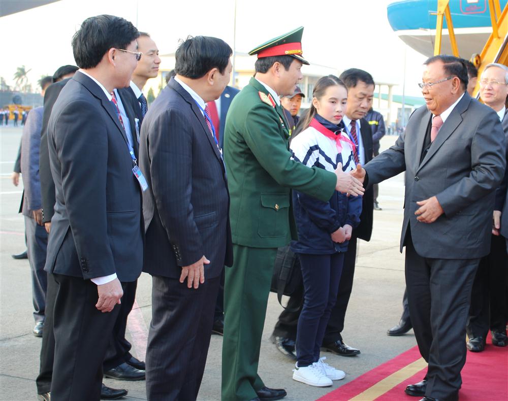 Tổng Bí thư Ban Chấp hành Trung ương Đảng Nhân dân Cách mạng Lào, Chủ tịch nước Cộng hòa Dân chủ Nhân dân Lào bắt tay các đồng chí lãnh đạo tỉnh và lãnh đạo Bộ Chỉ huy quân sự tỉnh Nghệ An.