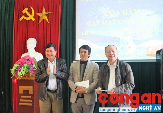 Đại diện Đảng ủy - UBND - MTTQ thành phố Vinh tặng quà chúc mừng Hội đồng mục vụ giáo xứ, giáo họ Cầu Rầm