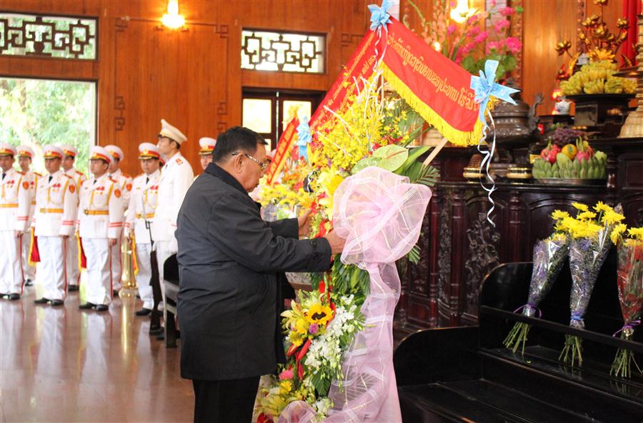 Tổng Bí thư, Chủ tịch nước CHDCND Lào Bounnhang Vorachith dâng hoa tưởng niệm Chủ tịch Hồ Chí Minh