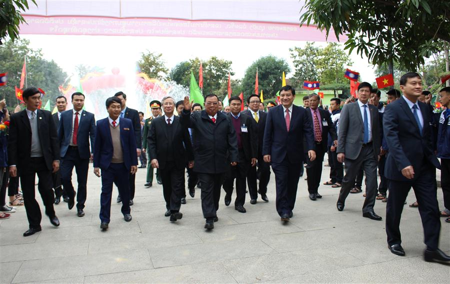 Tổng Bí thư, Chủ tịch nước CHDCND Lào Bounnhang Vorachith cùng đoàn tại Khu di tích Kim Liên