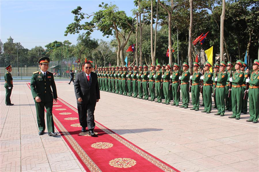 Tổng Bí thư, Chủ tịch nước CHDCND Lào Bounnhang Vorachith duyệt đội danh dự Quân khu 4