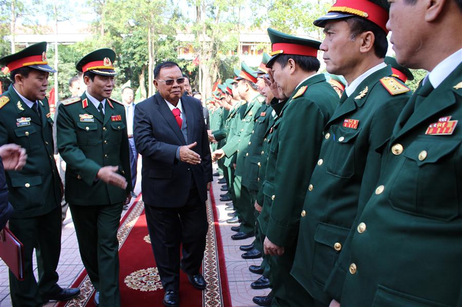 Tổng Bí thư, Chủ tịch nước CHDCND Lào Bounnhang Vorachith bắt tay các đồng chí lãnh đạo Quân khu 4