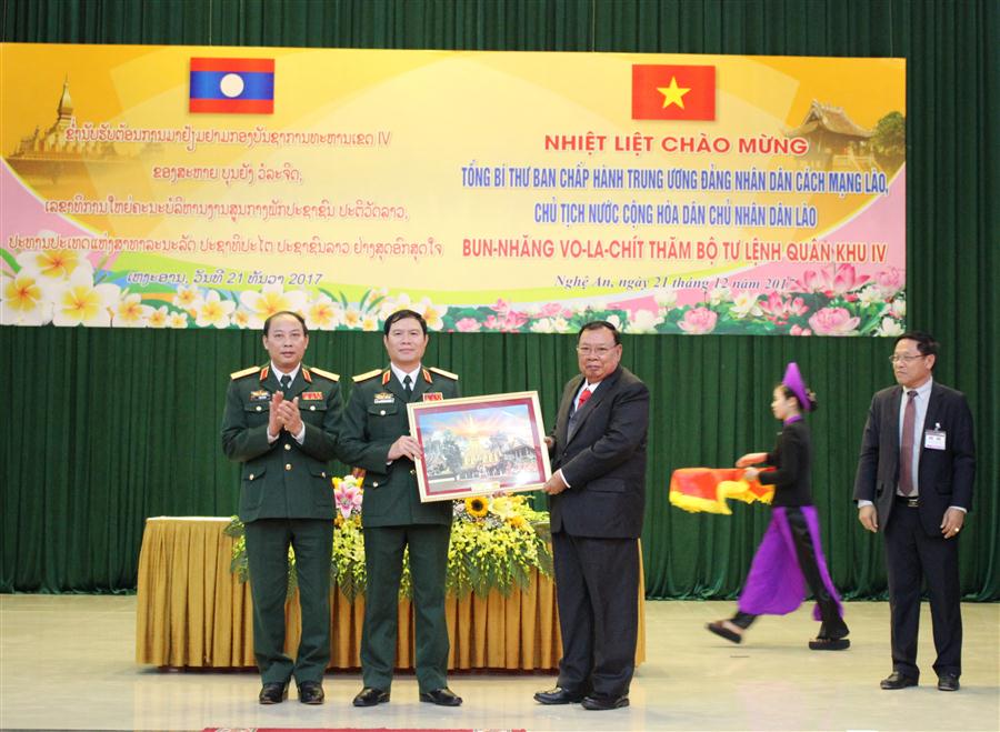 Tổng Bí thư, Chủ tịch nước CHDCND Lào Bounnhang Vorachith tặng quà lưu niệm cho Quân khu 4