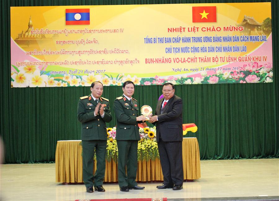 Trung tướng Nguyễn Tân Cương - Tư lệnh Quân khu tặng quà lưu niệm Tổng Bí thư, Chủ tịch nước CHDCND Lào Bounnhang Vorachith