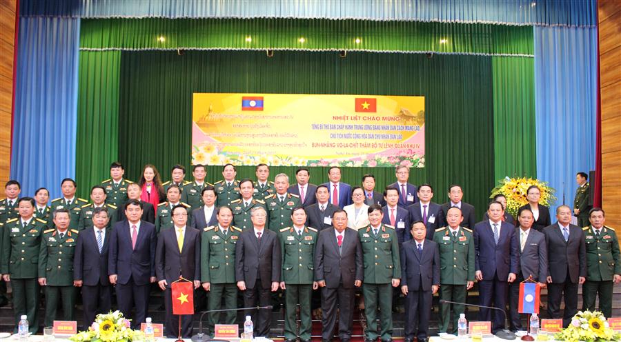 Tổng Bí thư, Chủ tịch nước CHDCND Lào Bounnhang Vorachith cùng đoàn lãnh đạo cấp cao Lào chụp ảnh lưu niệm cùng lãnh đạo tỉnh Nghệ An và Bộ tư lệnh Quân khu 4