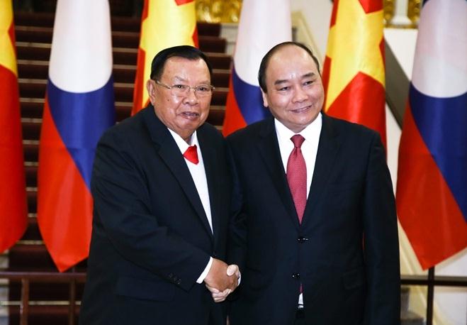 Thủ tướng Nguyễn Xuân Phúc và Tổng Bí thư, Chủ tịch nước Cộng hòa Dân chủ Nhân dân Lào Bounnhang Vorachith (trái). 