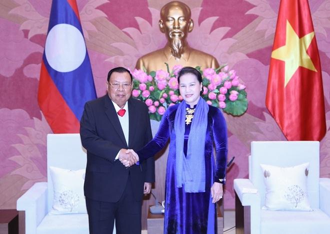 Chủ tịch Quốc hội Nguyễn Thị Kim Ngân và Tổng Bí thư, Chủ tịch nước Cộng hòa Dân chủ Nhân dân Lào Bounnhang Vorachith (trái) 