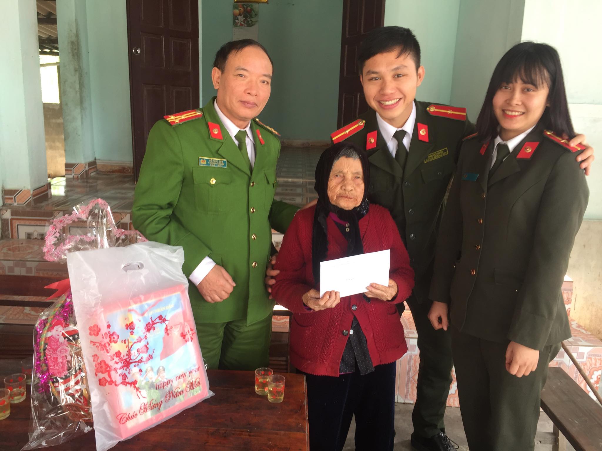 Mẹ Ngân được Công an huyện Quỳnh Lưu nhận nuôi và phụng dưỡng suốt đời từ tháng 6/2016