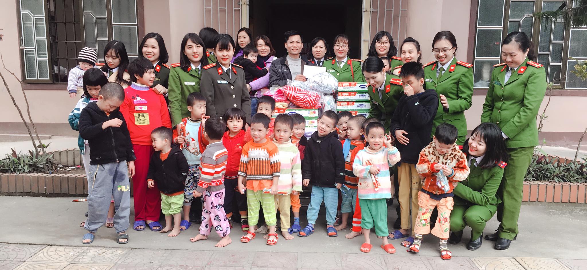 Đoàn thanh niên, Hội phụ nữ Công an huyện Quỳnh Lưu tặng quà cho các em nhỏ tại trung tâm công tác xã hội