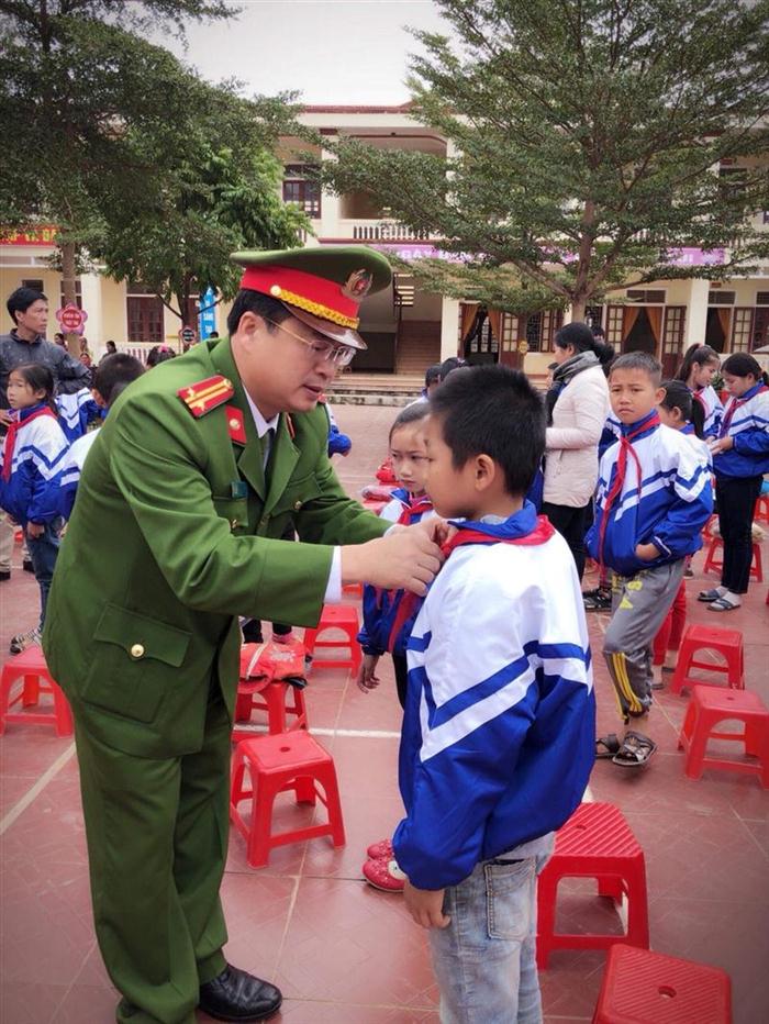 Trung tá Nguyễn Viết Xô, Phó trưởng phòng CS QLHC về TTXH tặng những món quà ý nghĩa cho các em học sinh trên 2 địa bàn Quỳ Hợp và Quỳ Châu.