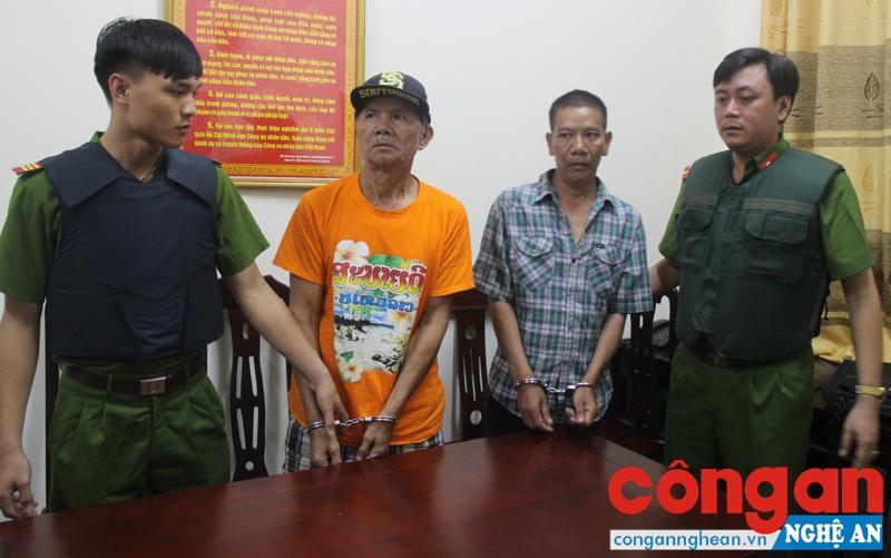 Phòng Cảnh sát Truy nã tội phạm bắt giữ 2 đối tượng truy nã đặc biệt nguy hiểm trên đất Lào - Ảnh: Hằng Nga    