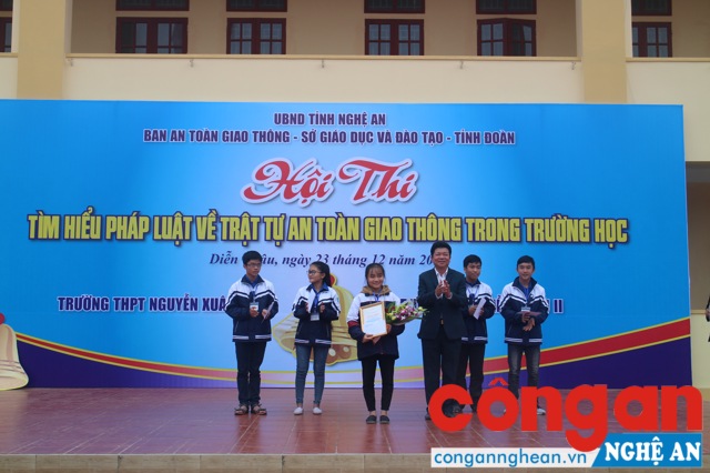  Ông Võ Minh Đức – Chánh văn phòng Ban ATGT Tỉnh trao Giải nhất cho thí sinh đến từ trường THPT NGuyễn Xuân Ôn