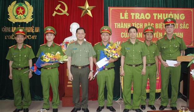 Đồng chí Đại tá Nguyễn Hữu Cầu, Giám đốc Công an tỉnh trao thưởng cho Ban chuyên án 206N, bắt giữ đối tượng Thò Bá Nái, thu 10 bánh hêrôin