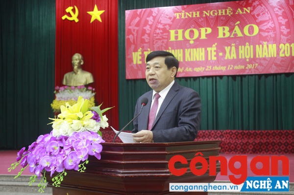 Đồng chí Nguyễn Xuân Đường- Phó BÍ thư Tỉnh ủy, Chủ tịch UBND tỉnh phát biểu khai mạc cuộc họp báo